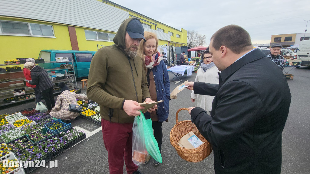 Burmistrz rozdawał cebulki kwiatów na targowisku