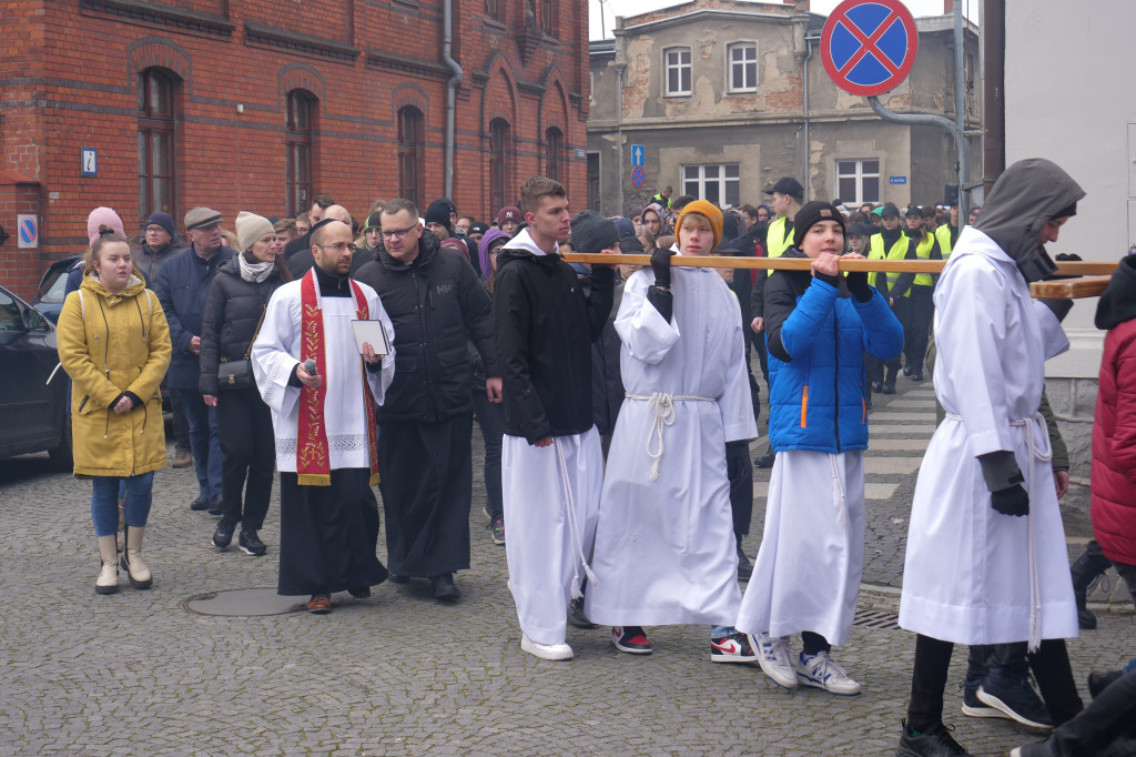 Droga krzyżowa młodzieży z Gostynia w ramach rekolekcji wielkopostnych