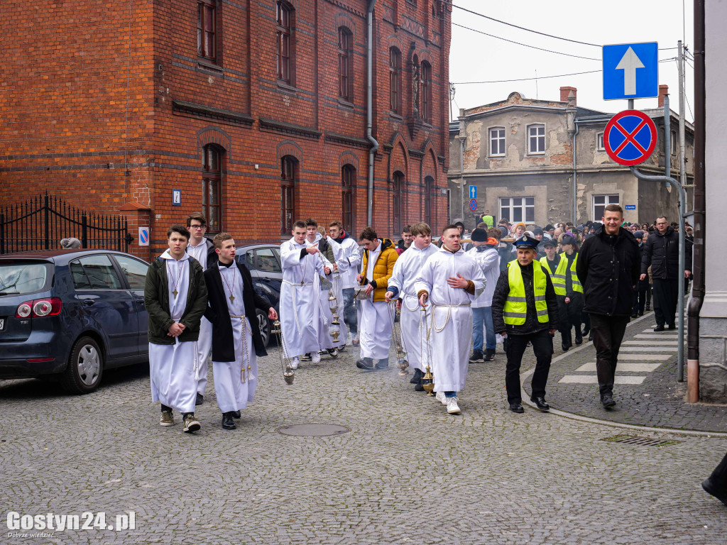 Droga krzyżowa młodzieży z Gostynia w ramach rekolekcji wielkopostnych