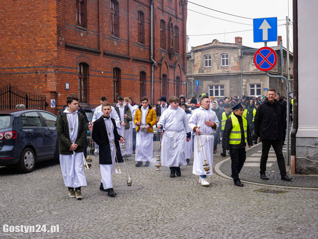 Droga krzyżowa młodzieży z Gostynia w ramach rekolekcji wielkopostnych