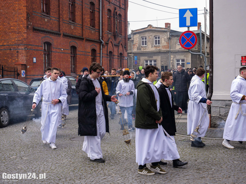 Droga krzyżowa młodzieży z Gostynia w ramach rekolekcji wielkopostnych