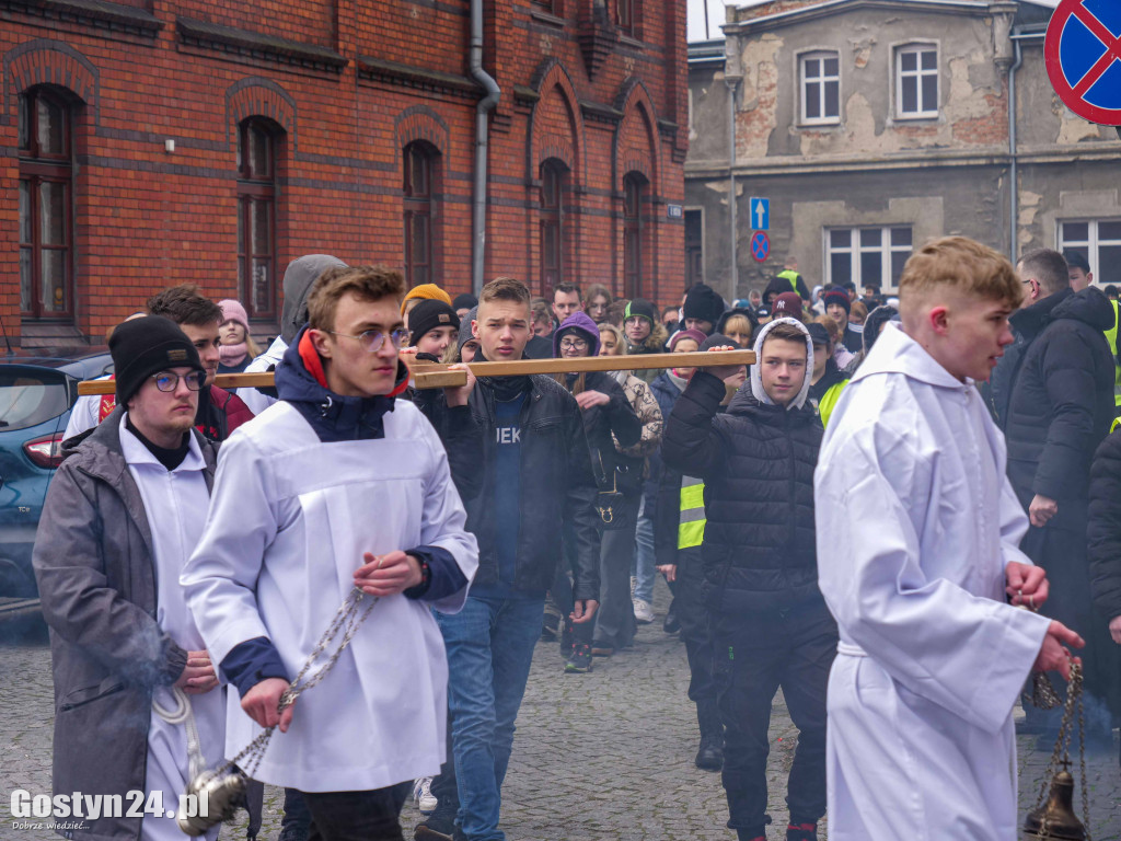 Droga krzyżowa młodzieży z Gostynia w ramach rekolekcji wielkopostnych