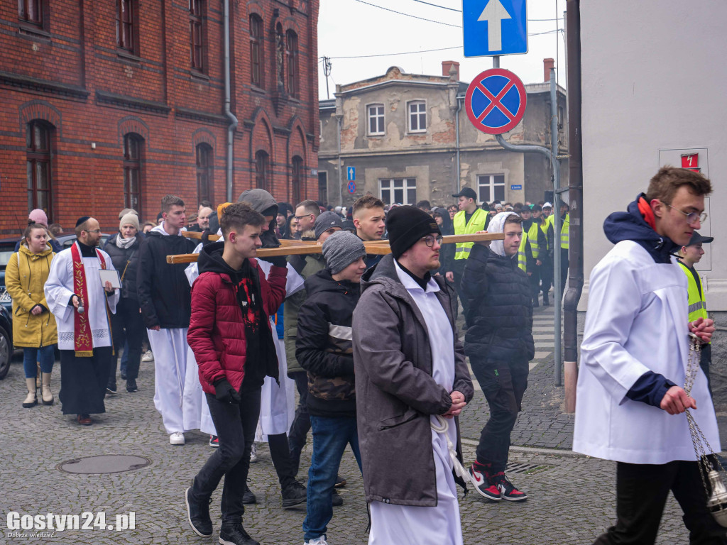 Droga krzyżowa młodzieży z Gostynia w ramach rekolekcji wielkopostnych