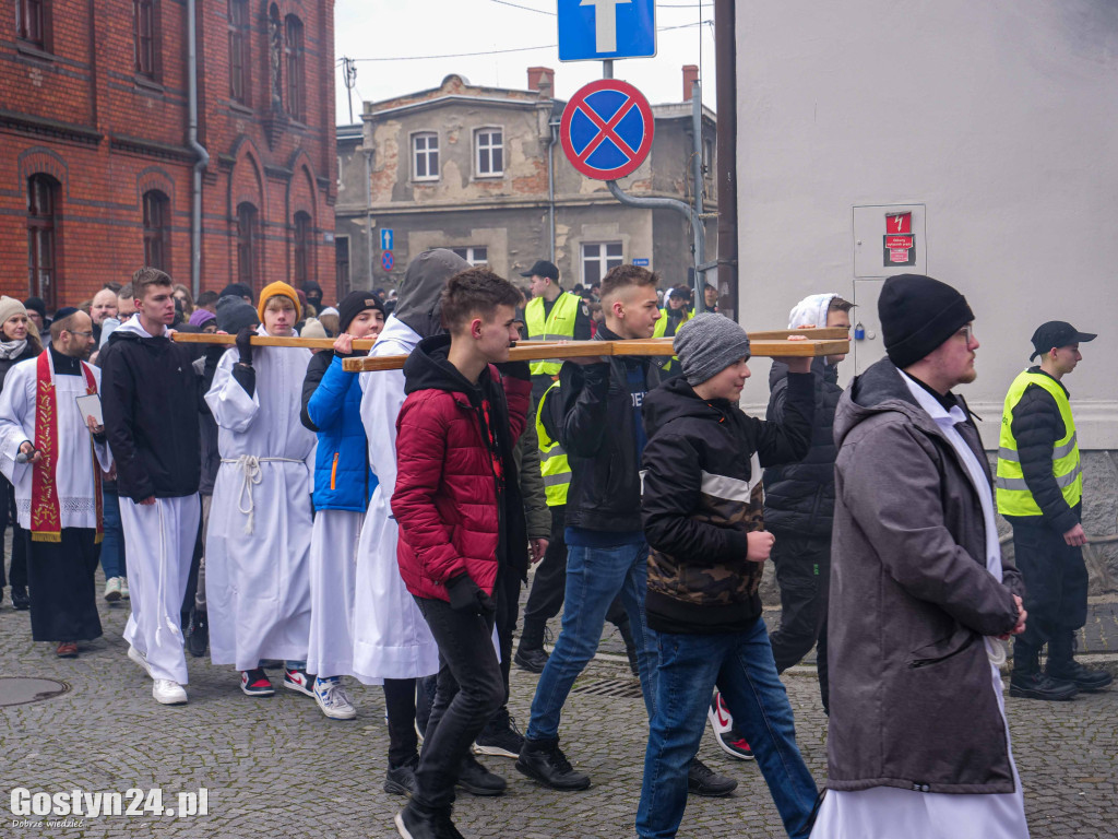 Droga krzyżowa młodzieży z Gostynia w ramach rekolekcji wielkopostnych