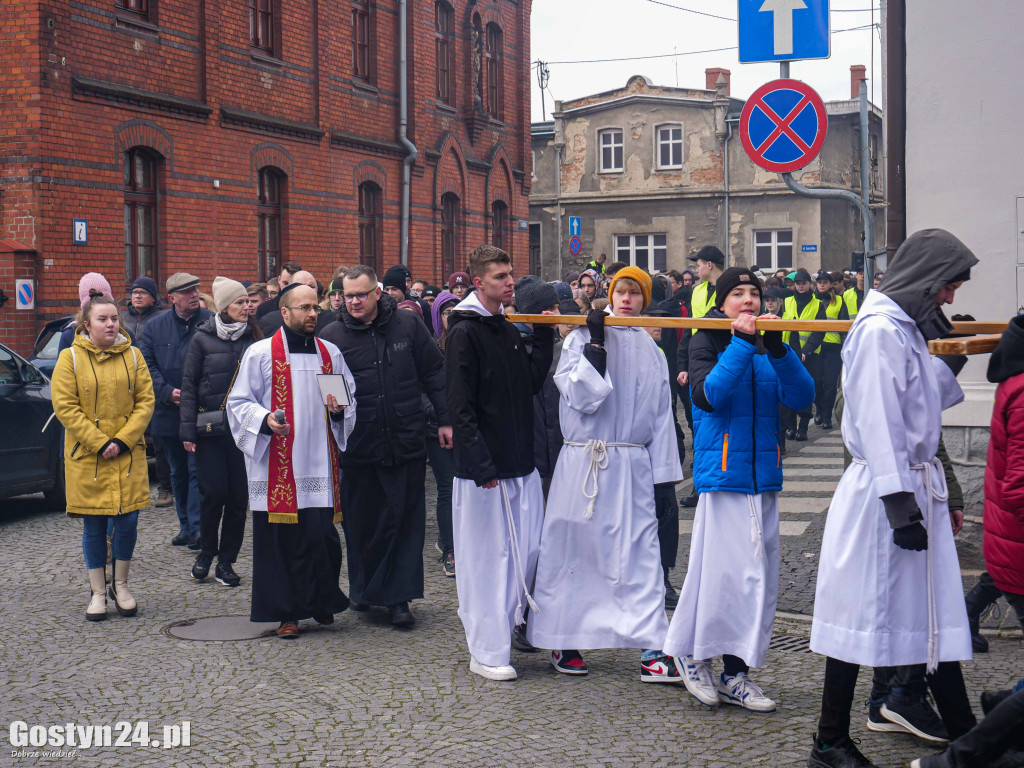 Droga krzyżowa młodzieży z Gostynia w ramach rekolekcji wielkopostnych