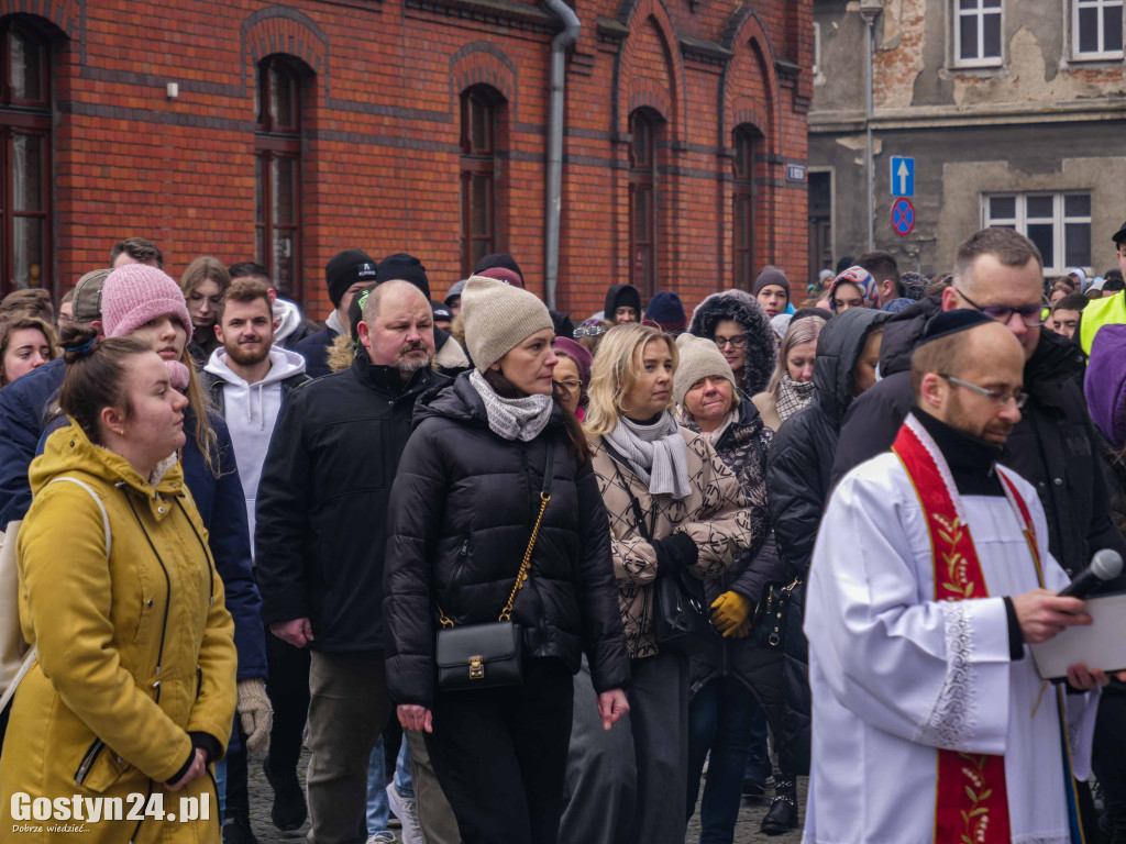Droga krzyżowa młodzieży z Gostynia w ramach rekolekcji wielkopostnych