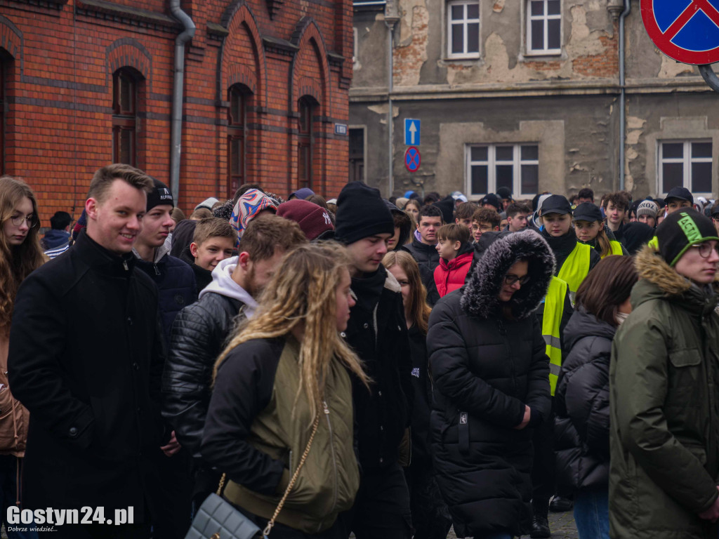 Droga krzyżowa młodzieży z Gostynia w ramach rekolekcji wielkopostnych