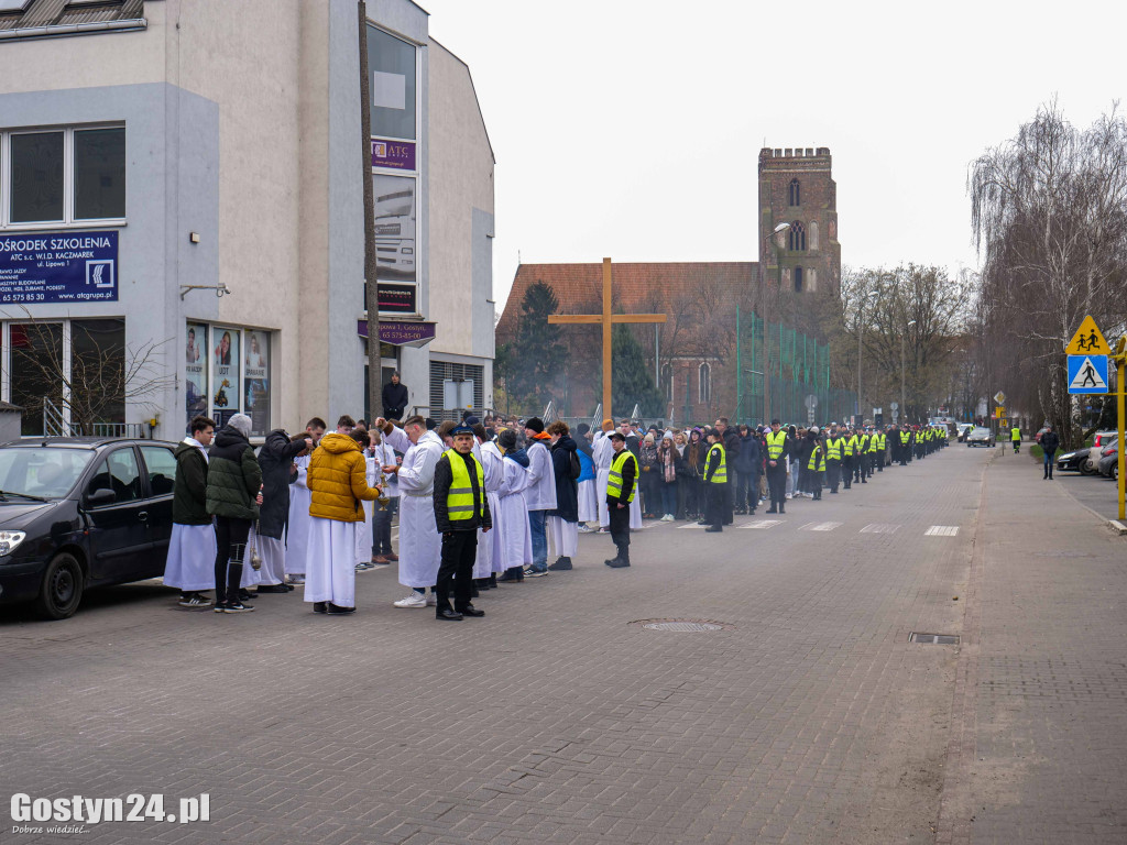 Droga krzyżowa młodzieży z Gostynia w ramach rekolekcji wielkopostnych