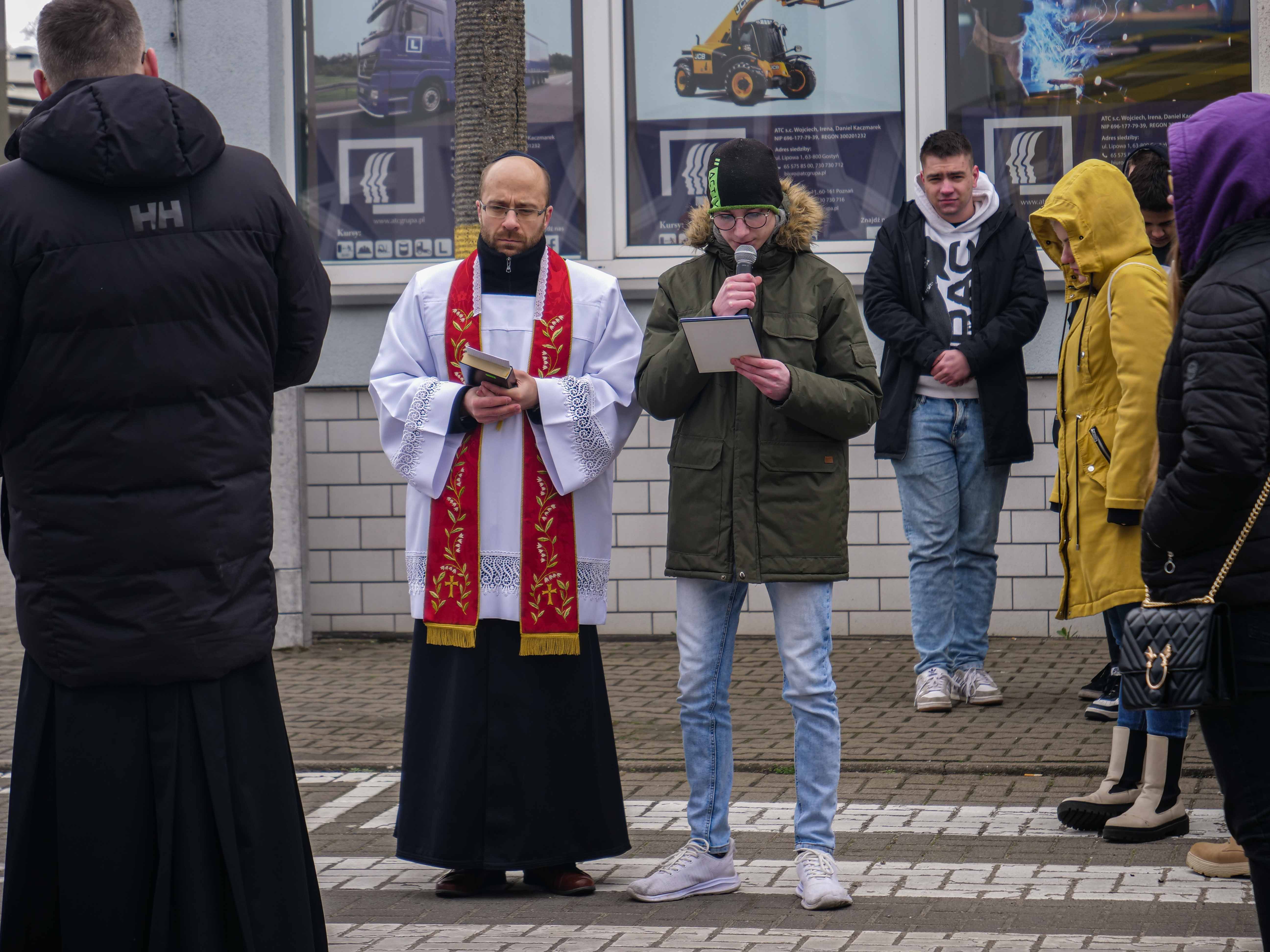 Droga krzyżowa młodzieży z Gostynia w ramach rekolekcji wielkopostnych