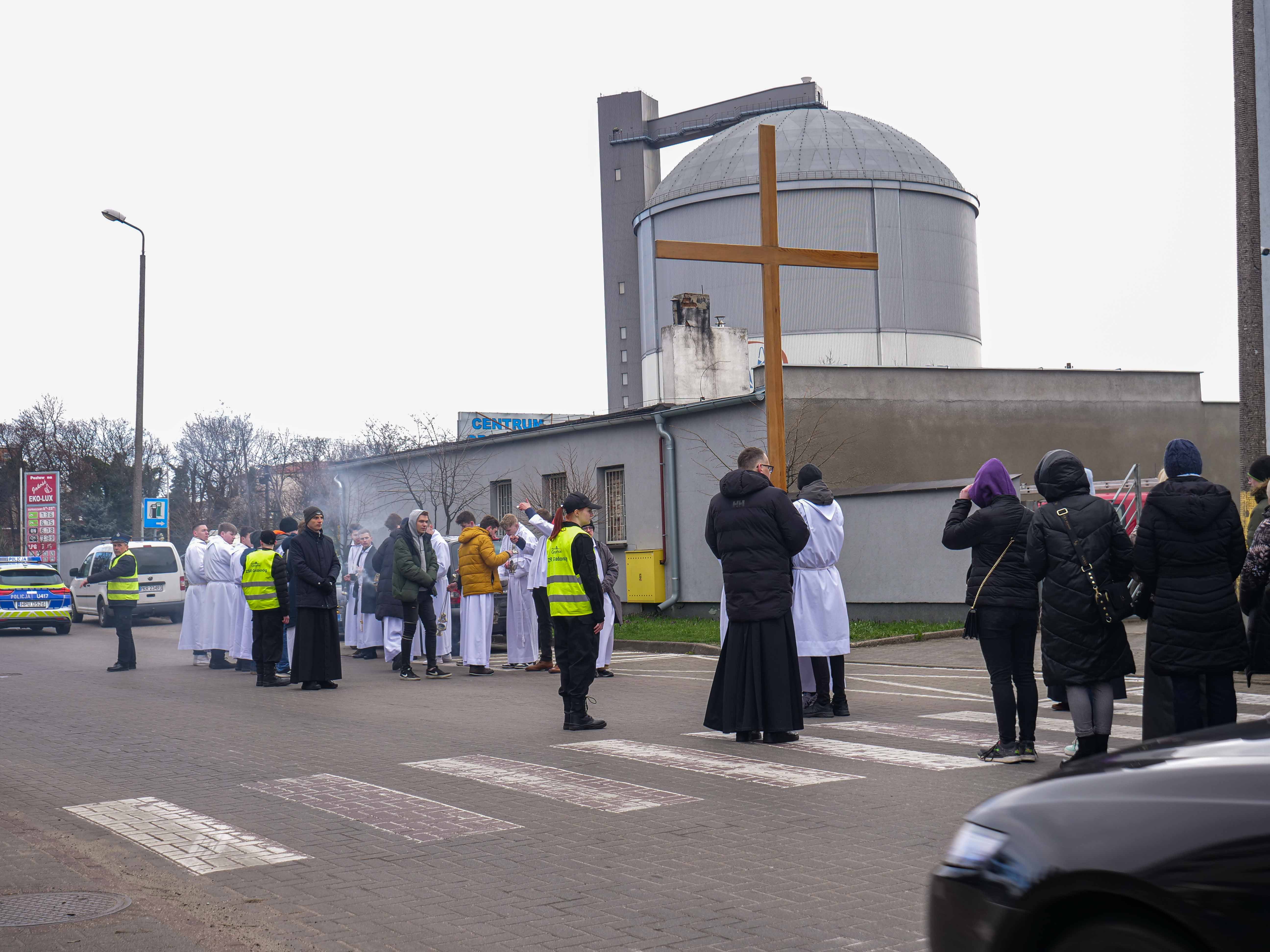 Droga krzyżowa młodzieży z Gostynia w ramach rekolekcji wielkopostnych