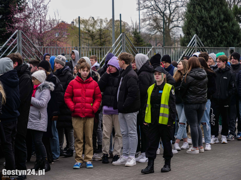 Droga krzyżowa młodzieży z Gostynia w ramach rekolekcji wielkopostnych