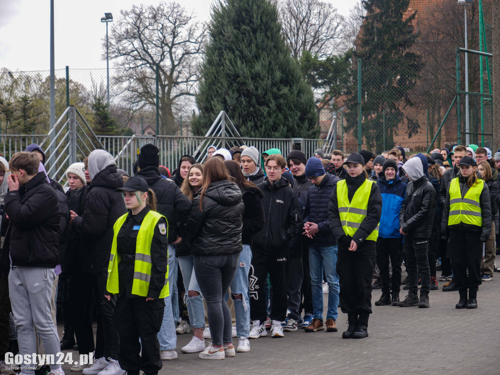 Droga krzyżowa młodzieży z Gostynia w ramach rekolekcji wielkopostnych