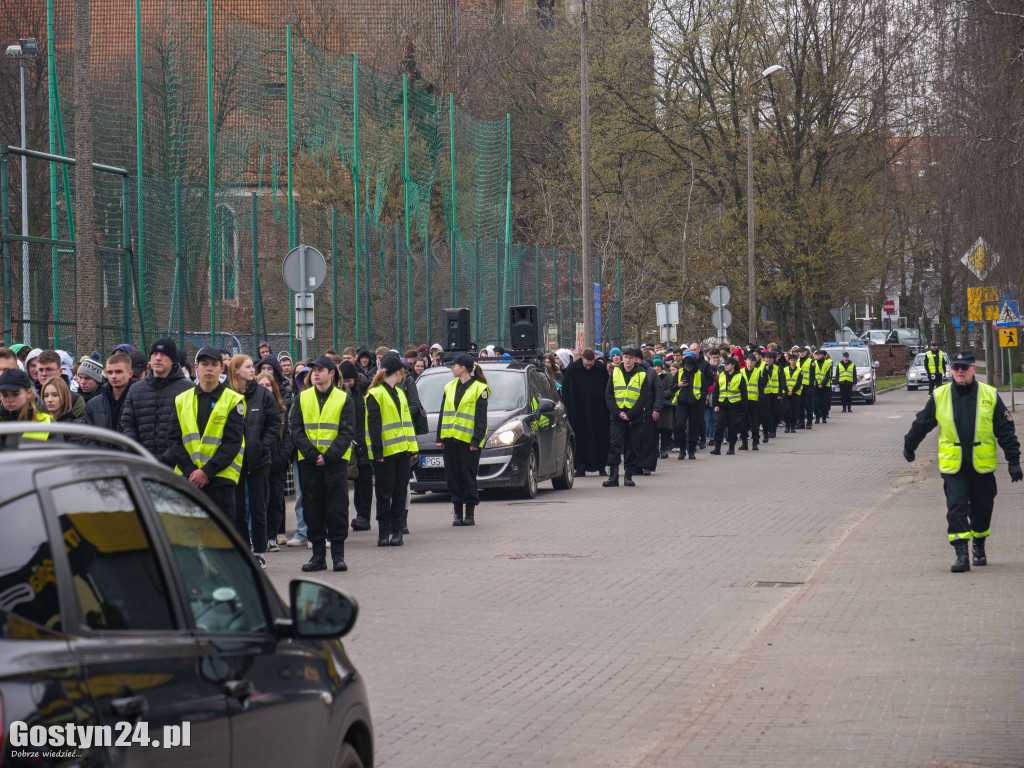 Droga krzyżowa młodzieży z Gostynia w ramach rekolekcji wielkopostnych