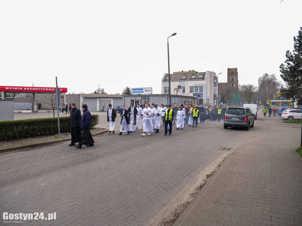 Droga krzyżowa młodzieży z Gostynia w ramach rekolekcji wielkopostnych