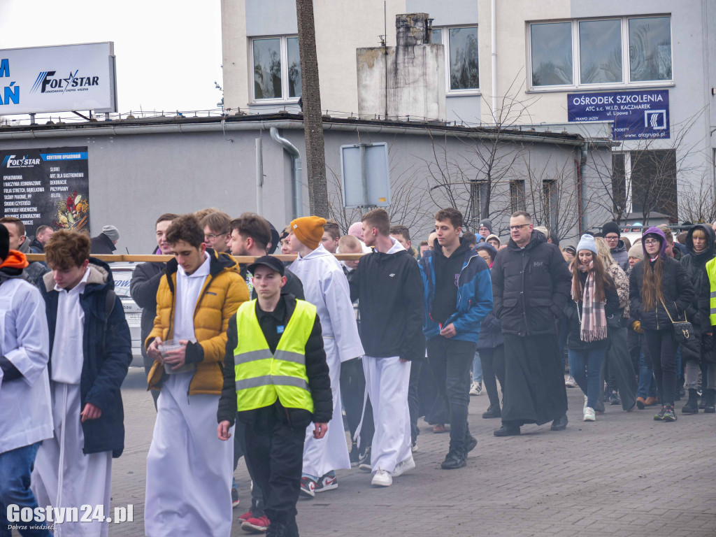 Droga krzyżowa młodzieży z Gostynia w ramach rekolekcji wielkopostnych