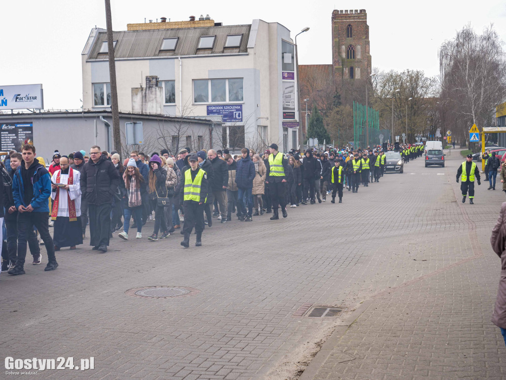 Droga krzyżowa młodzieży z Gostynia w ramach rekolekcji wielkopostnych