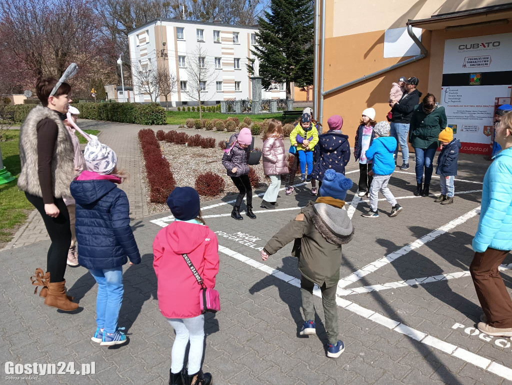 Wielkanocne warsztaty i szukanie zajączka w MGOK Pogorzela