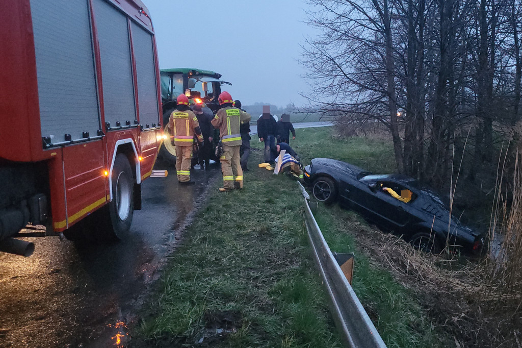 Ford mustang zaparkował w stawie w Łęce Małej