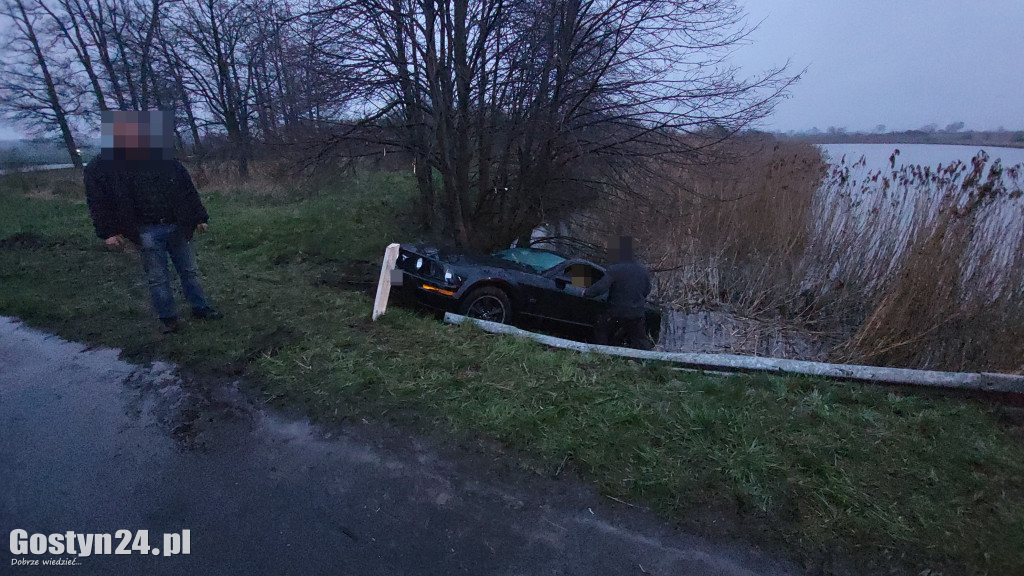 Ford mustang zaparkował w stawie w Łęce Małej