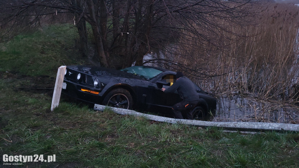 Ford mustang zaparkował w stawie w Łęce Małej