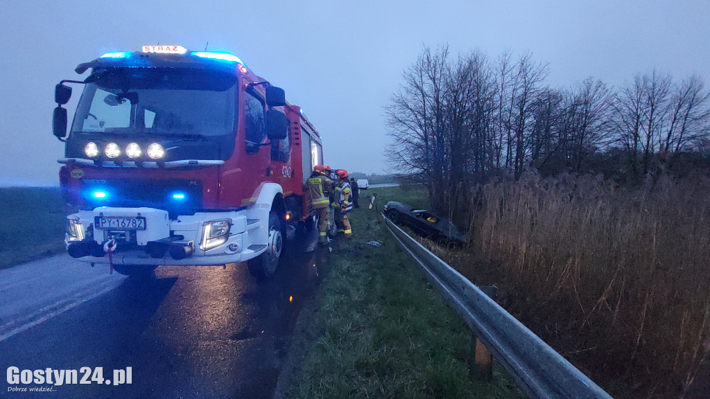 Ford mustang zaparkował w stawie w Łęce Małej
