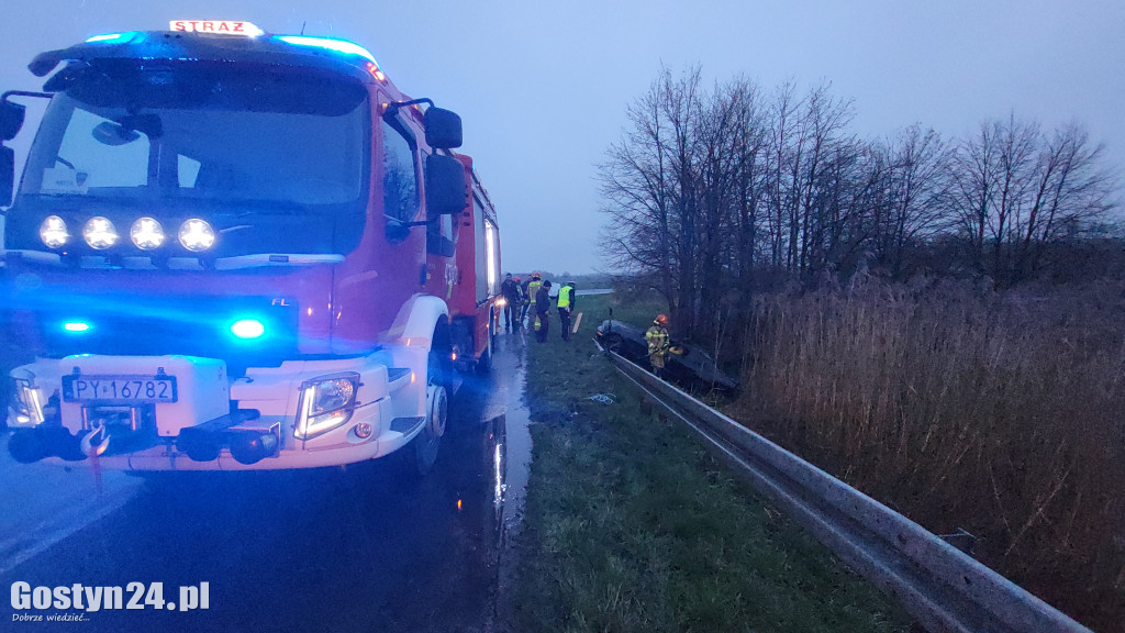 Ford mustang zaparkował w stawie w Łęce Małej