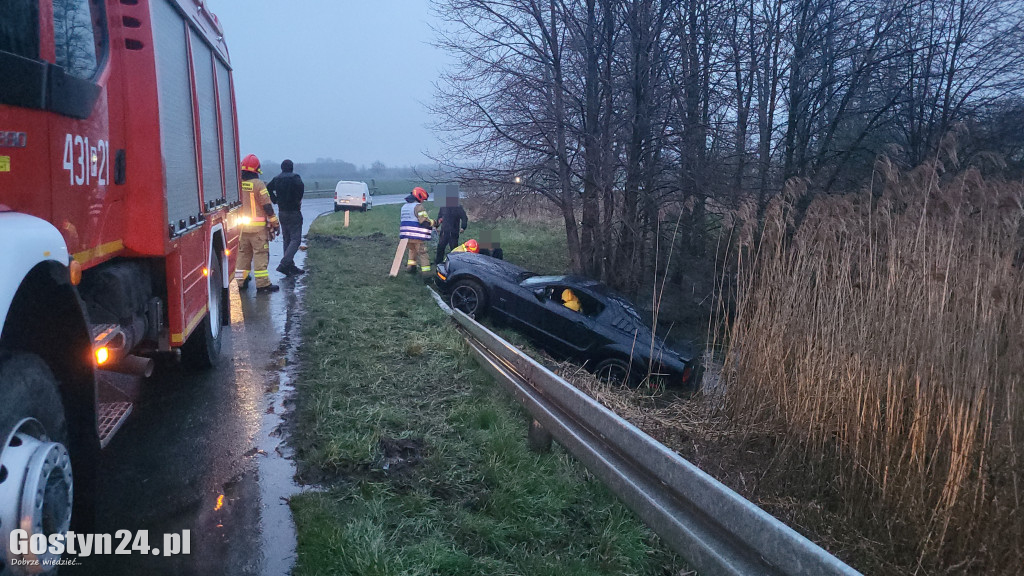 Ford mustang zaparkował w stawie w Łęce Małej