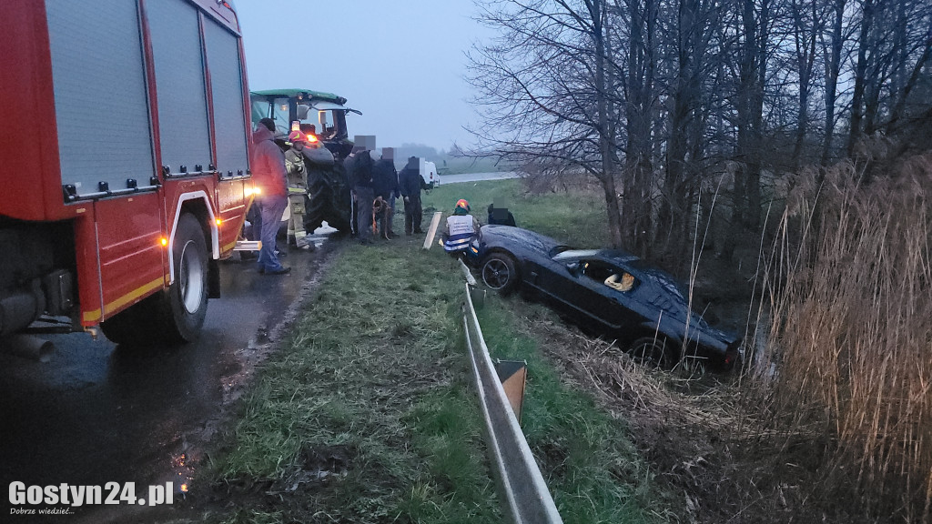 Ford mustang zaparkował w stawie w Łęce Małej