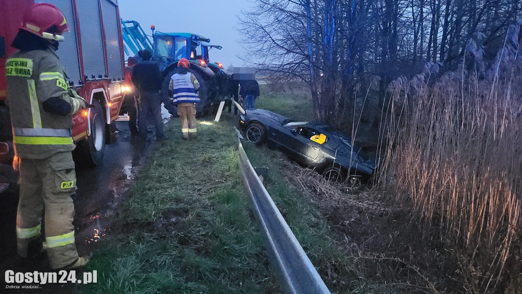 Ford mustang zaparkował w stawie w Łęce Małej