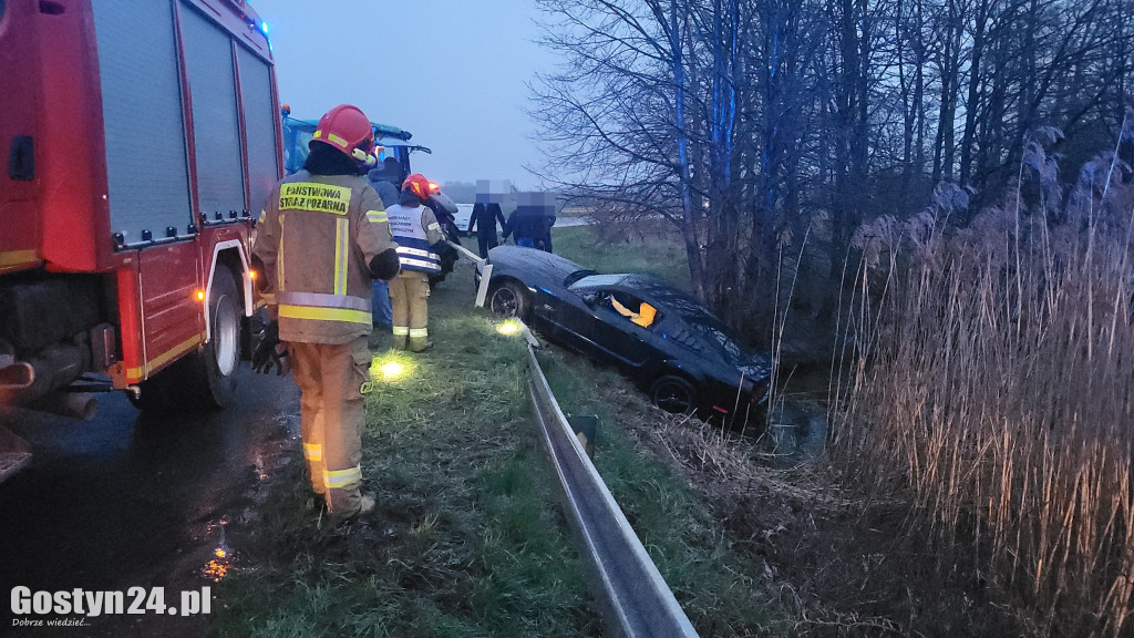 Ford mustang zaparkował w stawie w Łęce Małej