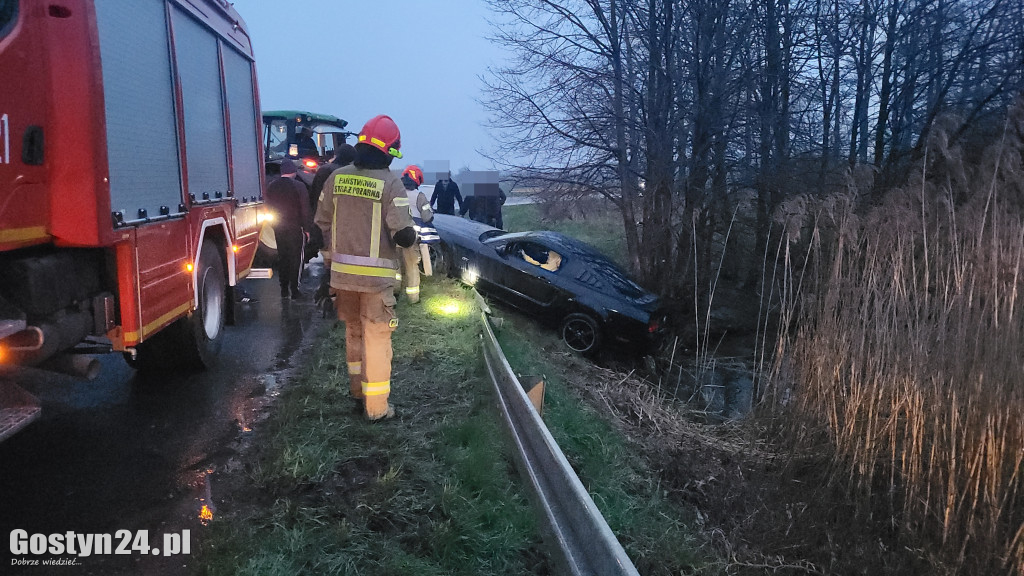 Ford mustang zaparkował w stawie w Łęce Małej