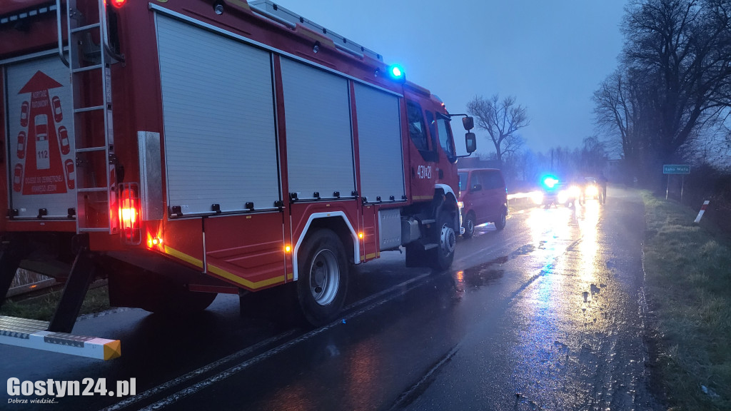 Ford mustang zaparkował w stawie w Łęce Małej