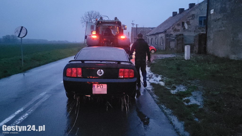 Ford mustang zaparkował w stawie w Łęce Małej