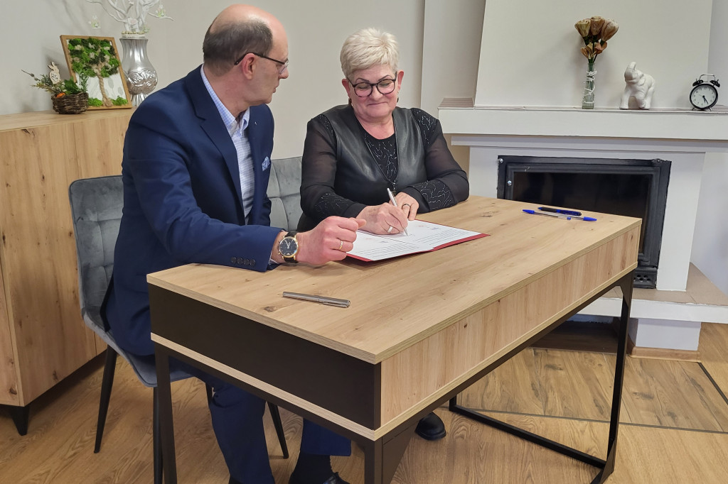Podpisanie umów i wręczenie certyfikatów w Poniecka Karta Seniora
