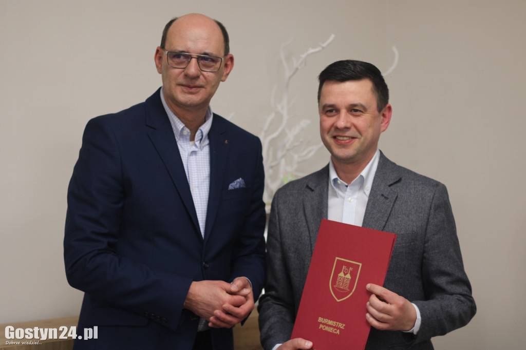 Podpisanie umów i wręczenie certyfikatów w Poniecka Karta Seniora