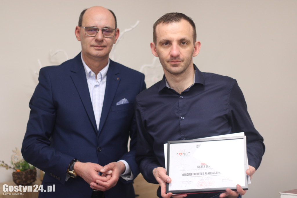 Podpisanie umów i wręczenie certyfikatów w Poniecka Karta Seniora