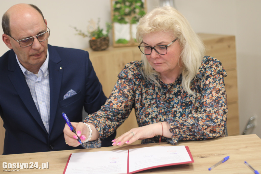 Podpisanie umów i wręczenie certyfikatów w Poniecka Karta Seniora