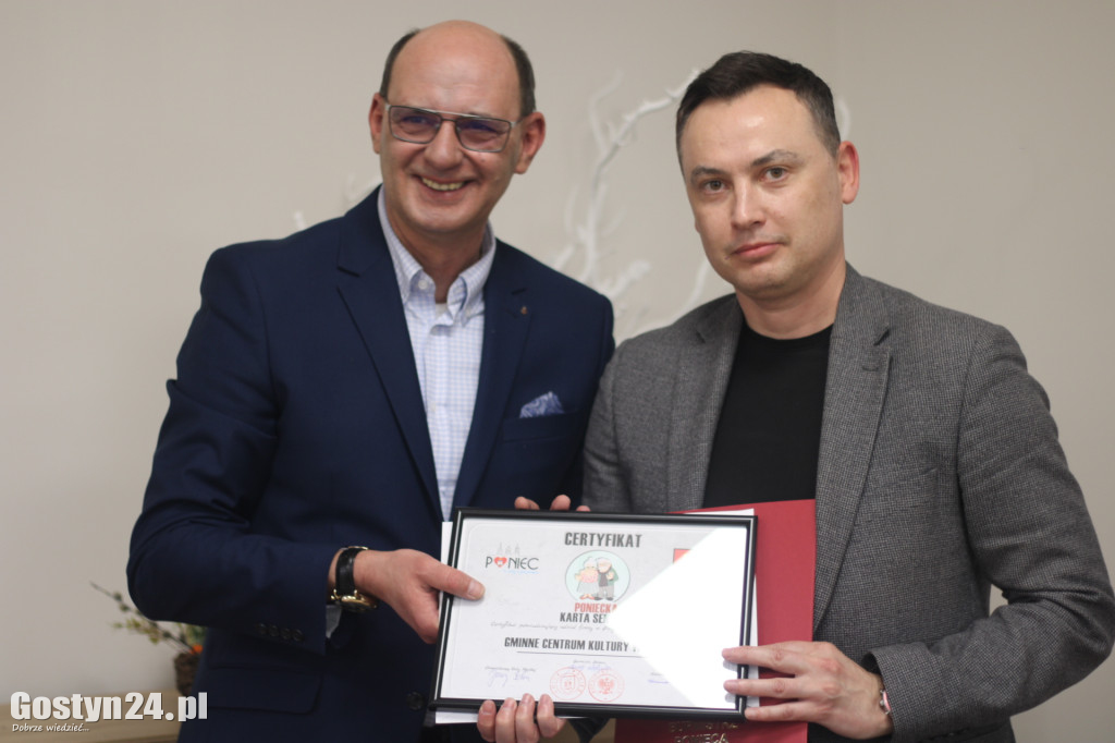Podpisanie umów i wręczenie certyfikatów w Poniecka Karta Seniora