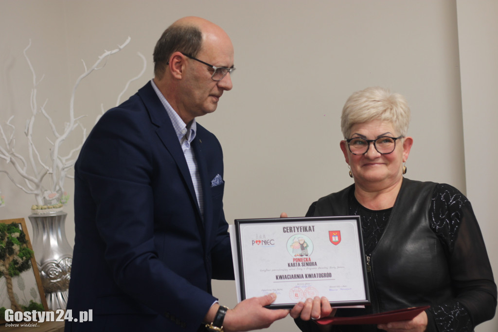 Podpisanie umów i wręczenie certyfikatów w Poniecka Karta Seniora