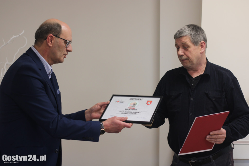 Podpisanie umów i wręczenie certyfikatów w Poniecka Karta Seniora