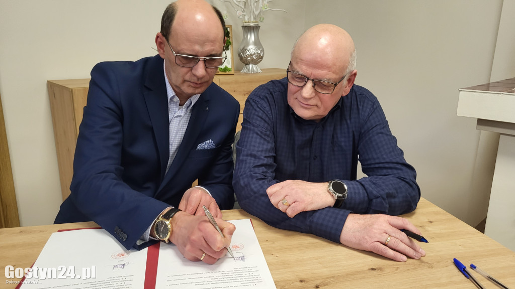 Podpisanie umów i wręczenie certyfikatów w Poniecka Karta Seniora