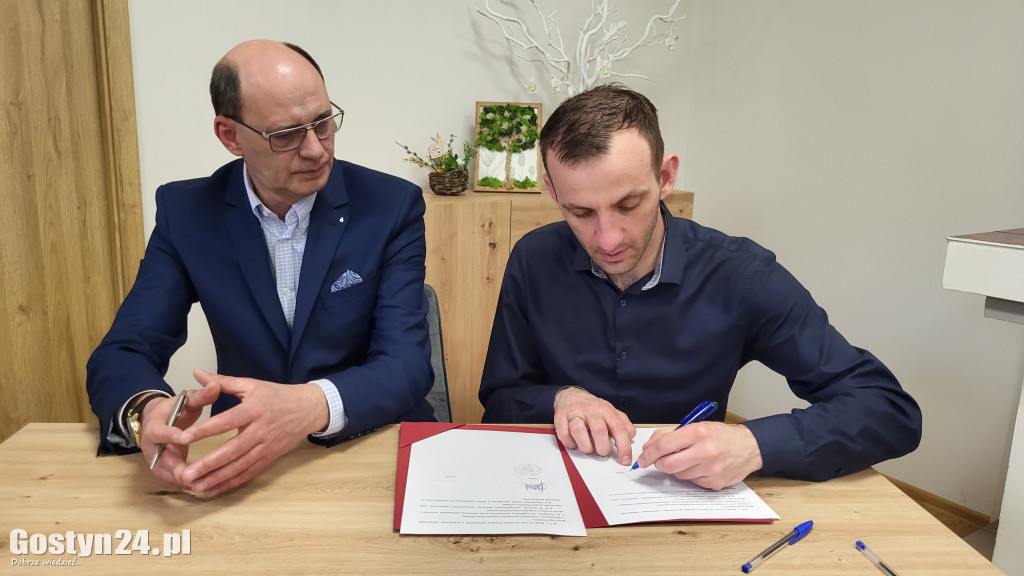 Podpisanie umów i wręczenie certyfikatów w Poniecka Karta Seniora