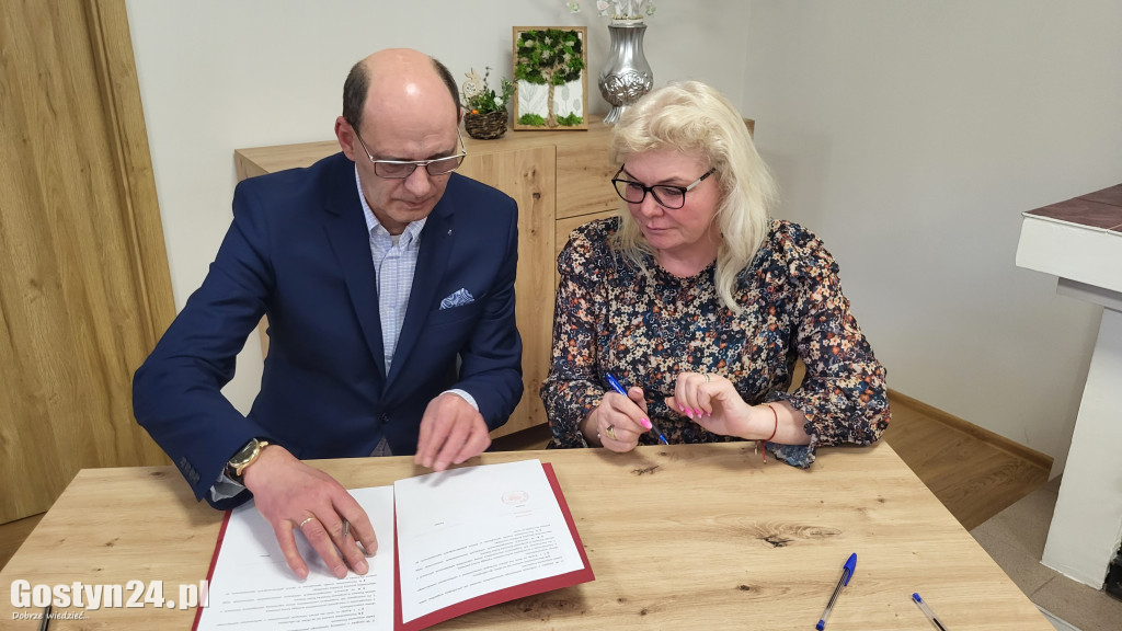 Podpisanie umów i wręczenie certyfikatów w Poniecka Karta Seniora