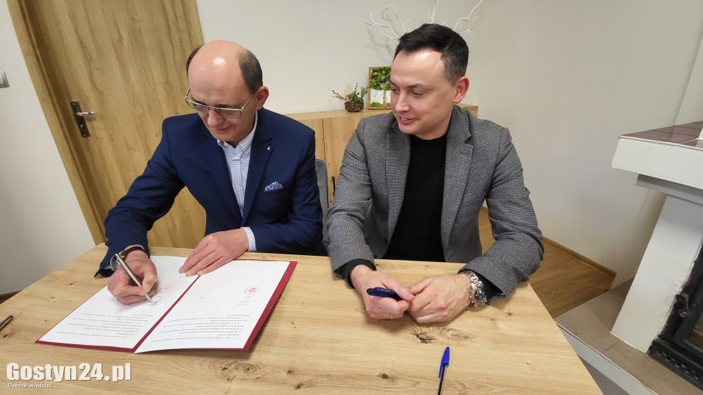 Podpisanie umów i wręczenie certyfikatów w Poniecka Karta Seniora