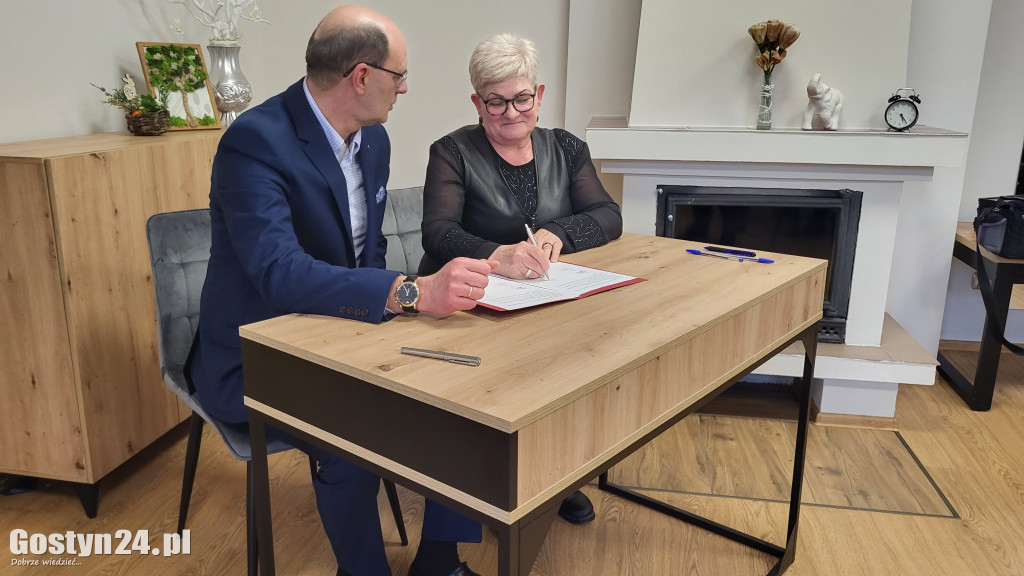 Podpisanie umów i wręczenie certyfikatów w Poniecka Karta Seniora