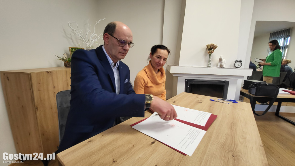 Podpisanie umów i wręczenie certyfikatów w Poniecka Karta Seniora