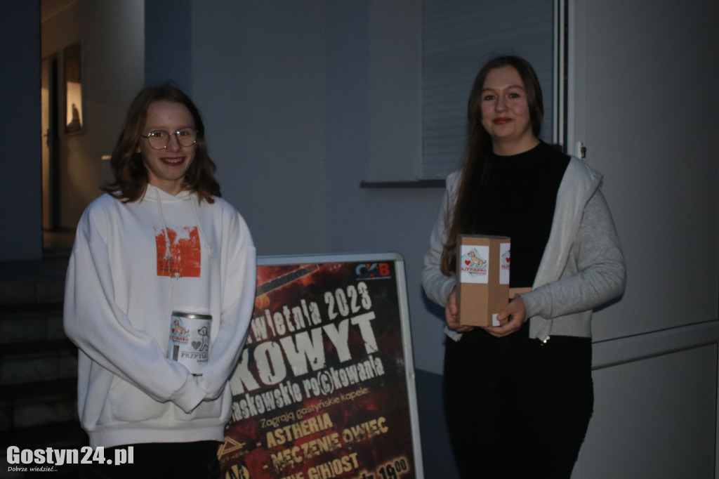 Skowyt w Piaskach i zbiórka dla przytuliska