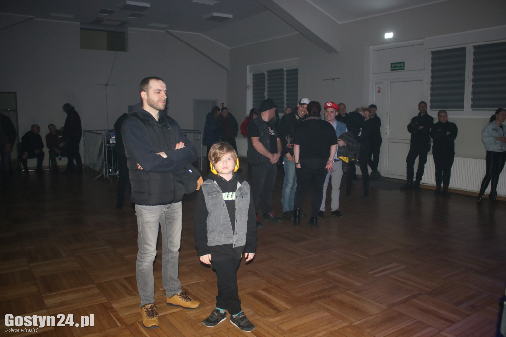 Skowyt w Piaskach i zbiórka dla przytuliska
