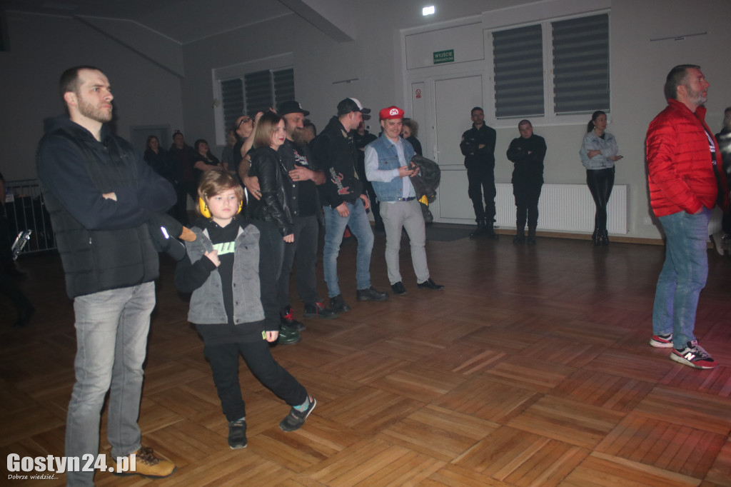 Skowyt w Piaskach i zbiórka dla przytuliska