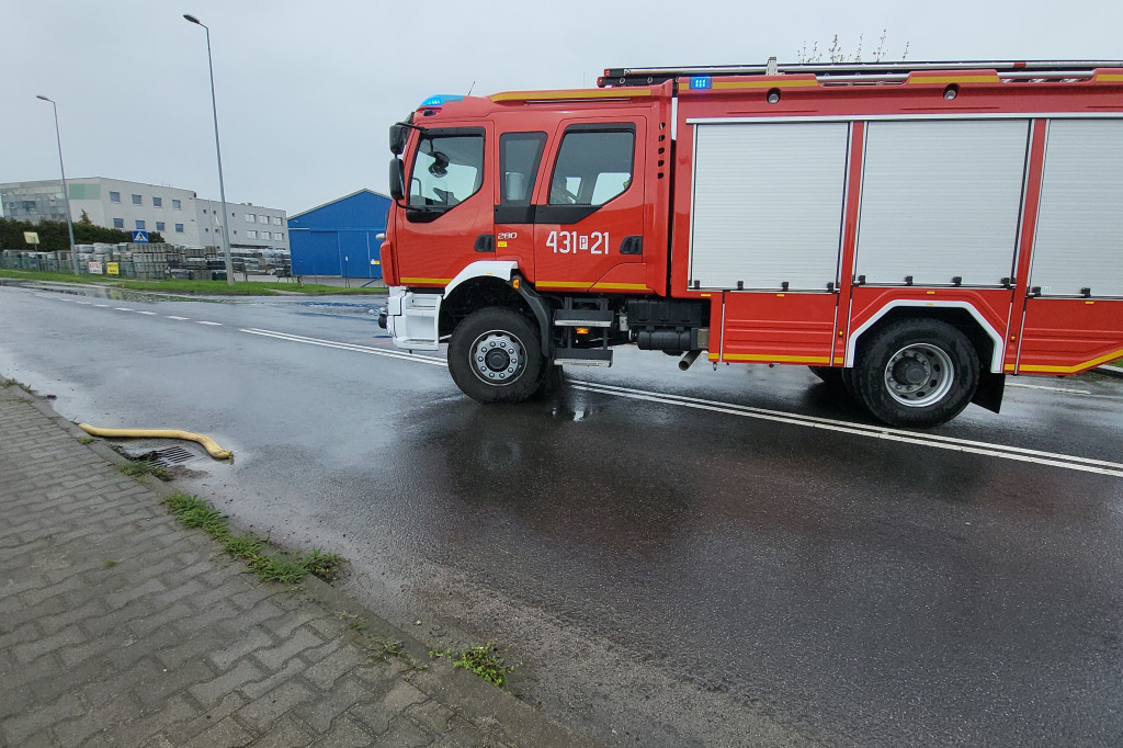 Żrąca substancja na drodze w Czachorowie